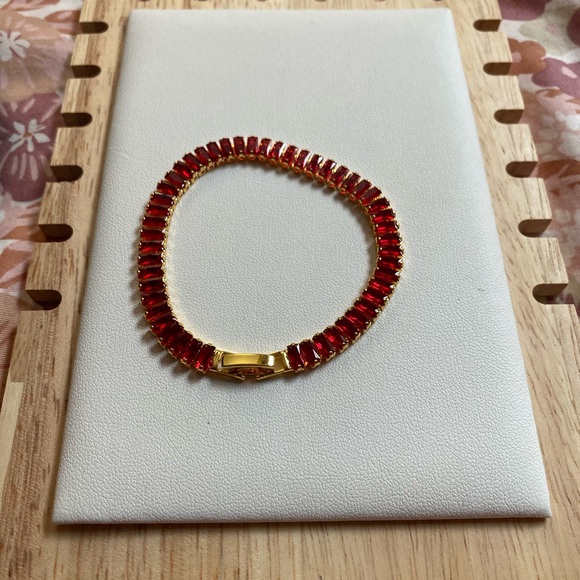 RED STATEMENT BRACELET - Picture 2 of 5